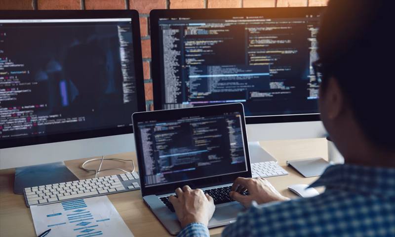 数据科学选型:R与Python如何赋能文山网站建设?